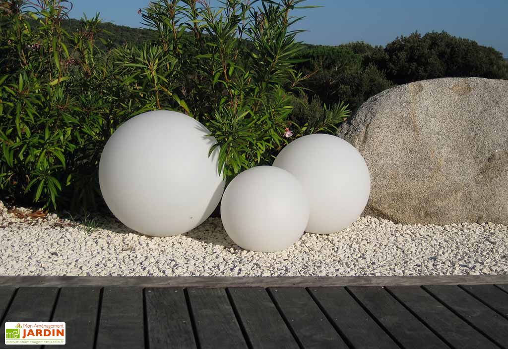 Boule Lumineuse Blanche Etanche sur Secteur 50 cm - Lumi-Jardin