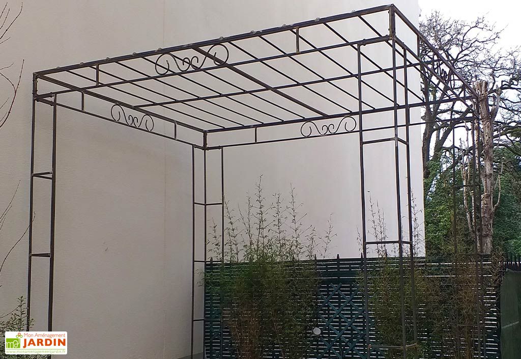 Kiosque de jardin en fer forgé